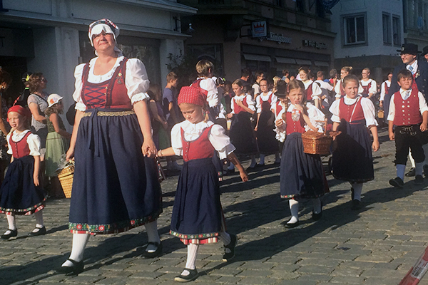 Townsfollk at the Gäuboden Festival in traditional clothing